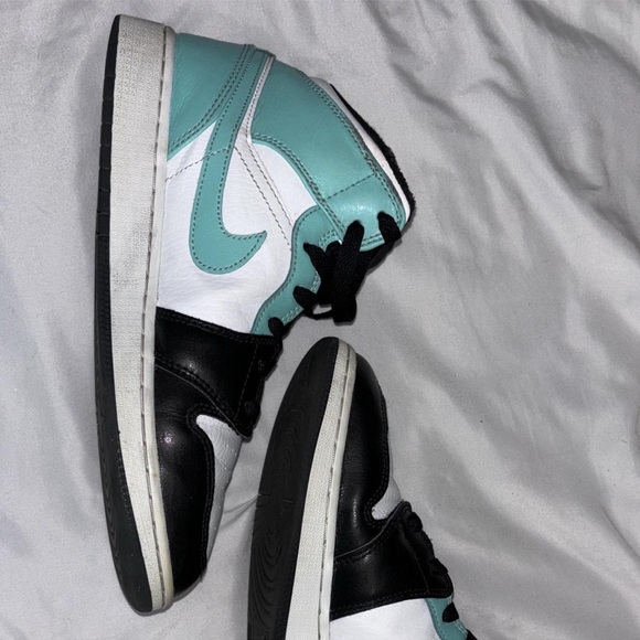 Jordan 1s
Retro Jordan 1 Mid - Tropical Twist. Sise 8 - Picture 6 of 7